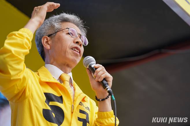 권영국 민주노동당 대선 후보가 2일 서울 종로구 고궁박물관 앞 거리에서 유세를 하고 있다. 유희태 기자