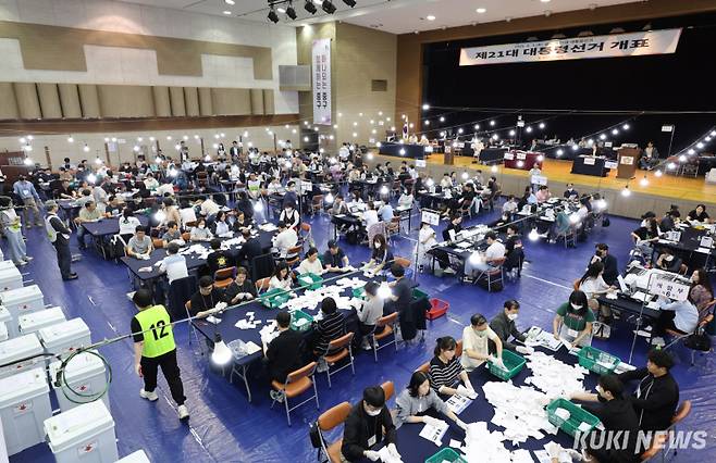 제21대 대통령선거가 치러진 3일 서울 중구 구민회관에 마련된 개표소에서 관계자들이 개표작업을 하고 있다.
