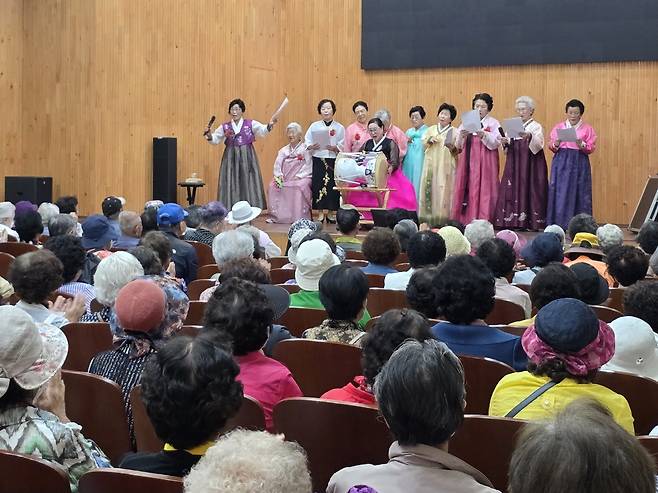 송전교회 노인대학 전통민요반 수강생들이 지난 29일 경기도 용인 송전교회에서 경로잔치 무대를 선보이고 있다.