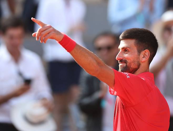 노바크 조코비치가 2일(현지시간) 프랑스 파리의 롤랑가로스에서 열린 2025 프랑스오픈 남자단식 16강전에서 승리한 뒤 기뻐하고 있다. 이번 승리로 조코비치는 대회 통산 100승째를 기록했다. 신화연합뉴스