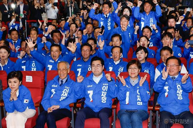 더불어민주당 윤여준·박찬대 상임 총괄선대위원장을 비롯한 공동선대위원장들이 3일 서울 여의도 국회 의원회관에 마련된 제21대 대통령선거 개표 상황실에서 출구조사 결과 발표가 나오자 기뻐하고 있다.  이병주 기자