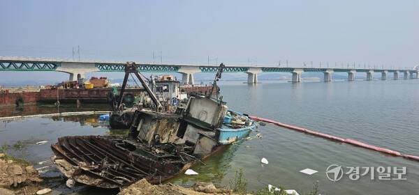 평택 현덕면 기산리 일원에서 선박해체 중 내수면으로 기름이 유출된 인력수송선이 무단 해체된 것으로 드러났다. 윤동현기자