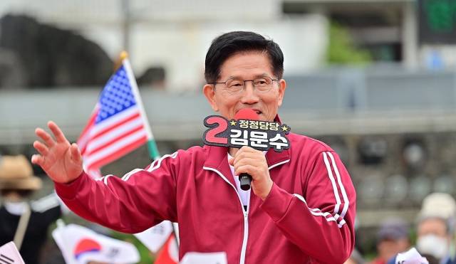국민의힘 김문수 대선 후보가 2일 오전 제주시 동문로터리에서 유세를 하고 있다. 연합뉴스