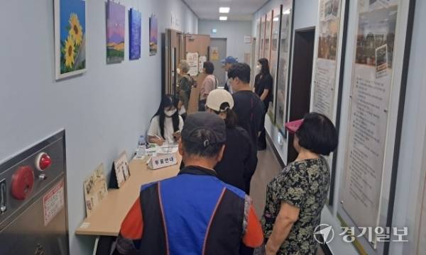 3일 오전 신곡노인복지회관 3층에 설치된 투표소에서 시민들이 투표를 위해 줄을 서고 있다. 이선호기자