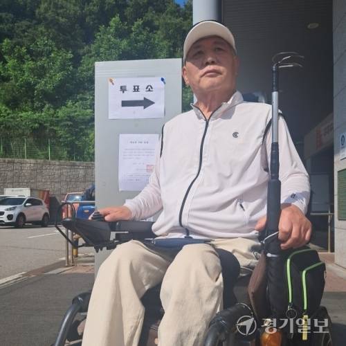 3일 오전 의정부시우체국 투표소에서 만난 지체장애1급 박원하씨(69)가 투표를 마친 뒤 인터뷰를 하고 있다. 이선호기자