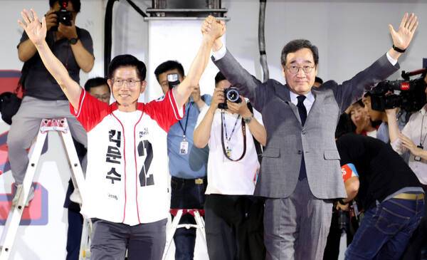 국민의힘 김문수 대선 후보가 2일 서울시청 앞 서울광장에서 열린 피날레 유세에서 새미래민주당 이낙연 상임고문의 손을 잡고 지지를 호소하고 있다. 연합뉴스