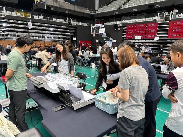3일 오후 9시께 제21대 대통령선거 개표가 진행 중인 서수원칠보체육관 개표소에서 개수기 고장이 발생하자 선거관리위원회 직원이 개수기를 점검하고 있다. 오종민기자
