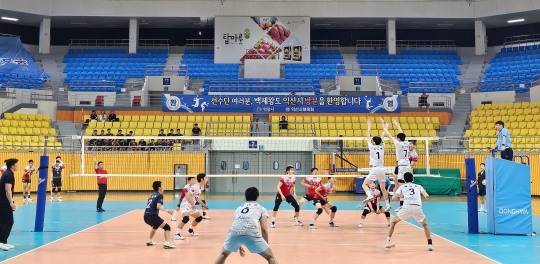 지난해 익산보석배 전국중고배구대회 순천 제일고-수성고 남고부 8강전. [한국중고배구연맹 제공]