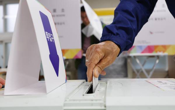 ▲ 제21대 대통령 선거일인 3일 새벽 인천 남동구 석천경로당에 마련된 간석4동 제2투표소에서 유권자가 투표하고 있다. ⓒ연합뉴스