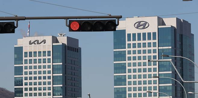 양재동 현대 기아차 본사 건물 앞 신호등이 빨간불로 점멸돼 있다. [이충우 기자]