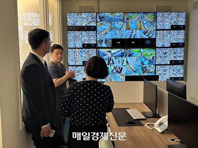 일본 최대 요양·복지 서비스 기업 ‘솜포케어’의 사이토 가즈히로 시니어 부문 리더(맨 왼쪽)가 경기도 포천에 있는 케어링 스테이 포천광릉수목원점을 방문해 지능형 인공지능(AI) 폐쇄회로(CC)TV 시스템을 둘러보고 있다. 차창희 기자