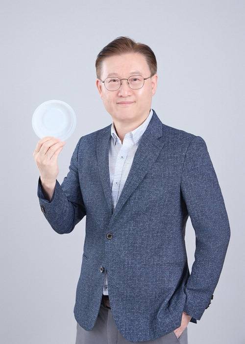 김영진 대표가 새로 개발한 즉석밥 용기를 들어 보이고 있다.  투디엠