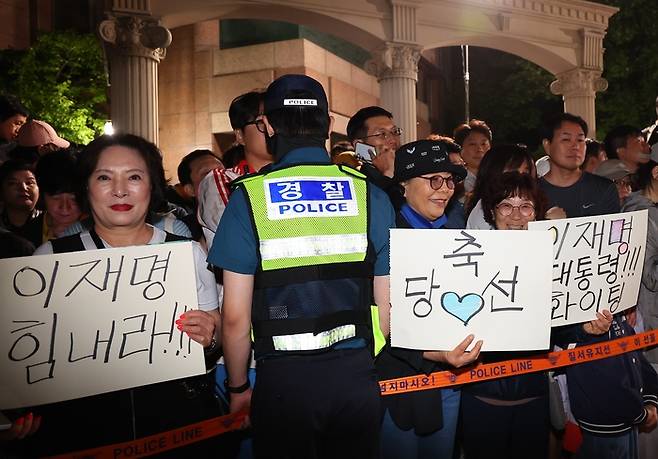 제21대 대통령 선거일인 3일 오후 더불어민주당 이재명 후보의 자택인 인천 계양구 한 아파트에서 주민들이 출구조사 결과를 확인한 뒤 이재명 후보 당선을 응원하고 있다. [사진 = 연합뉴스]