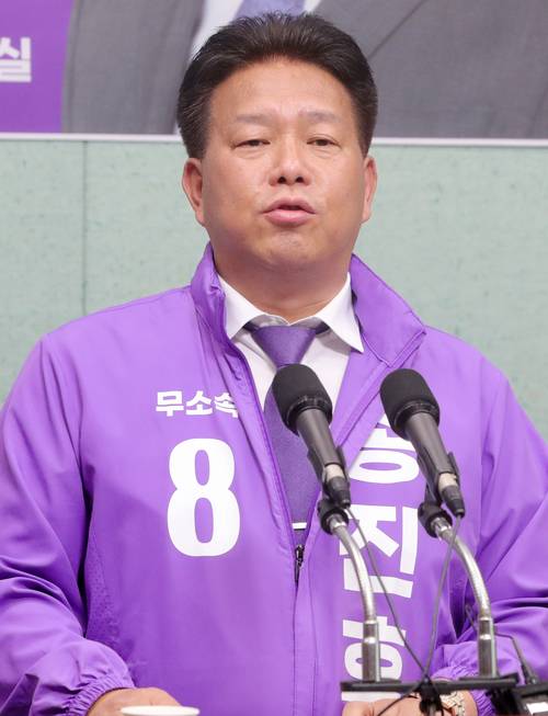 송진호 무소속 대선 후보가 지난 5월 27일 전북 전주시 전북특별자치도의회에서 전북 공약 발표 기자회견을 열고 질의에 답변을 하고 있다. [사진 = 뉴스1]