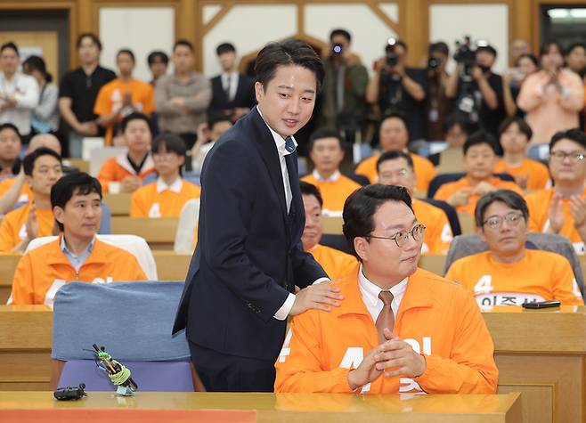 이준석 개혁신당 대선 후보가 3일 서울 국회 여의도 의원회관에 마련된 당 개표상황실에서 방송 3사 출구조사 발표 관련 소감을 밝힌 뒤 퇴장하고 있다. [사진 출처 = 연합뉴스]