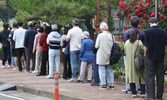 21대 대통령 선거 투표일인 3일 오전 대구 수성구 고산 3동의 한 투표소에서 시민들이 투표하기 위해 줄지어 기다리고 있다. (사진=연합뉴스)