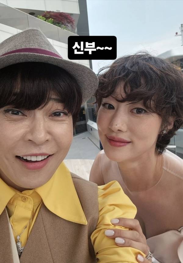1일, 최여진은 7세 연상 스포츠 사업가 김재욱과 함께 경기 가평 호숫가에서 크루즈 선상 결혼식을 올렸다.  사진=SNS