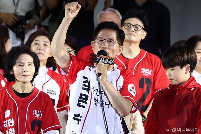 김문수 국민의힘 대통령 후보가 제21대 대통령 선거를 하루 앞둔 2일 오후 서울 중구 서울시청 앞 광장에서 열린 '울려라 함성, 들어라 승리의 메아리' 피날레 유세에서 지지를 호소하고 있다. 2025.6.2/사진=뉴스1 /사진=(서울=뉴스1) 김민지 기자