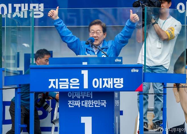 (광명=뉴스1) 안은나 기자 = 이재명 더불어민주당 대통령 후보가 제21대 대통령선거를 하루 앞둔 2일 오후 경기 광명시 철산로데오 광장을 찾아 지지를 호소하고 있다 2025.6.2/뉴스1 Copyright (C) 뉴스1. All rights reserved. 무단 전재 및 재배포, AI학습 이용 금지. /사진=(광명=뉴스1) 안은나 기자