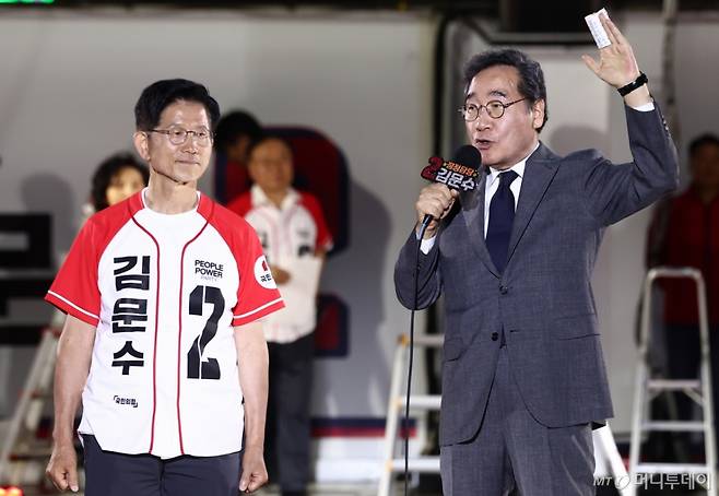 (서울=뉴스1) 김민지 기자 = 이낙연 전 국무총리가 제21대 대통령 선거를 하루 앞둔 2일 오후 서울 중구 서울시청 앞 광장에서 열린 김문수 국민의힘 대통령 후보의 '울려라 함성, 들어라 승리의 메아리' 피날레 유세에서 김 후보 지지 연설을 하고 있다. 2025.6.2/뉴스1  Copyright (C) 뉴스1. All rights reserved. 무단 전재 및 재배포,  AI학습 이용 금지. /사진=(서울=뉴스1) 김민지 기자