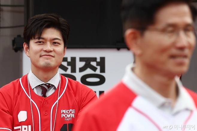 김문수 국민의힘 대통령 후보가 21일 경기 동두천시 지행역 광장에서 유세를 하고 있는 가운데 김용태 비상대책위원장이 이를 보고 있다. /사진=뉴스1