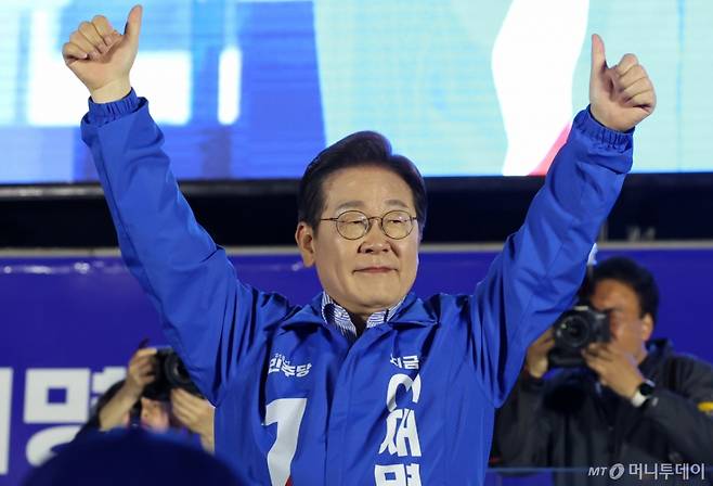 [서울=뉴시스] 조성우 기자 = 이재명 더불어민주당 대선후보가 2일 오후 서울 영등포구 여의도공원 문화의마당에서 열린 집중유세에서 지지를 호소하고 있다. 2025.06.02. xconfind@newsis.com /사진=조성우