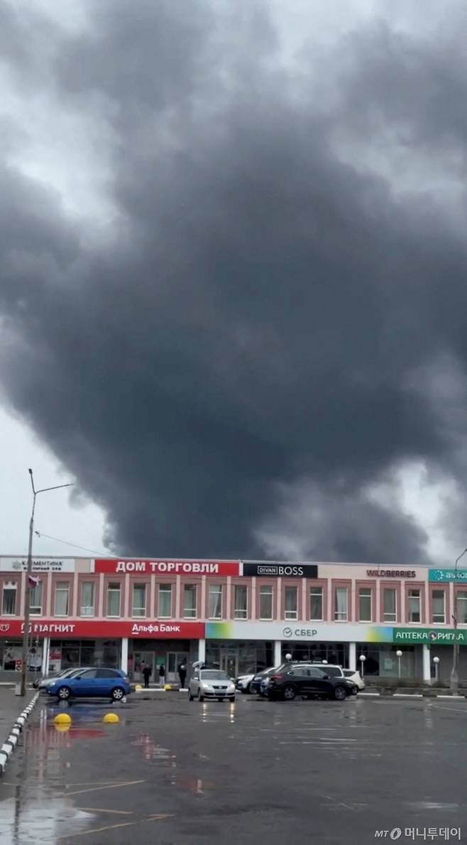 우크라이나가 지난 1일(현지시간) 러시아의 공군기지 네 곳을 드론으로 타격했다. 우크라이나는 러시아 영토 내에 드론을 몰래 들여놓았다가 발진시켜 러시아 폭격기 41대를 파괴했다. 사진은 무르만스크 올레냐 공군기지 인근의 모습. /무르만스크 로이터=뉴스1