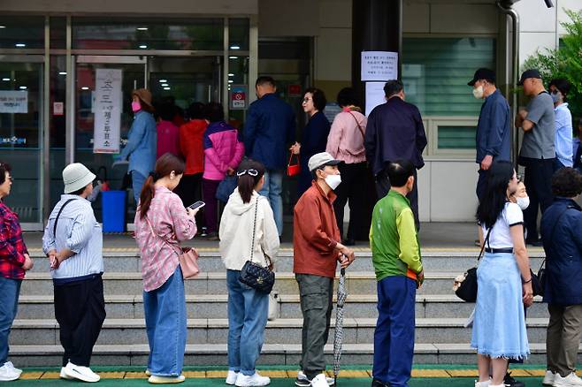 제21대 대통령 선거 투표율이 3일 오후 1시 기준 62.1%로 집계됐다. 동시간대 기준 지난 2022년 대선(61.3%)보다 0.8%포인트 높은 수치다.사진은 제21대 대통령 선거일인 3일 유권자들이 경북 포항시 죽도동 포항고용복지센터에 마련된 투표소에서 줄을 서서 기다리고 있는 모습. /사진=뉴스1