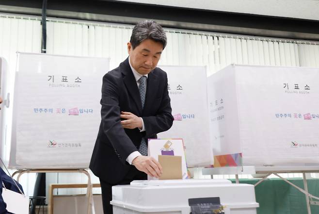이주호 대통령 권한대행 부총리 겸 교육부 장관이 3일을 마지막으로 대통령 권한대행 역할에서 물러날 전망이다. 사진은 지난달 29일 이 권한대행이 대선 사전투표를 하는 모습. /사진=뉴스1