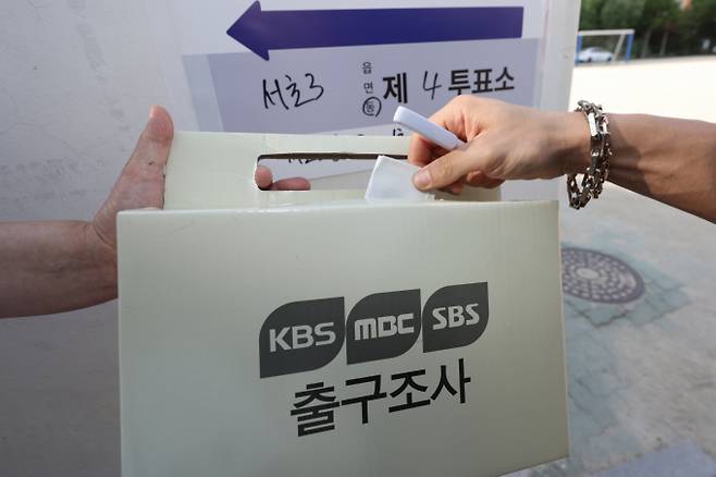 KBS·MBC·SBS 등 지상파 방송 3사가 한국방송협회와 함께 제21대 대통령 선거 당선자 예측을 위한 출구조사에 나서면서 이번에도 예측이 실제 결과와 얼마나 일치할지 관심이 쏠리고 있다.사진은 제21대 대통령 선거일인 3일 서울 서초구 서초고등학교에 마련된 서초3동제4투표소 앞에서 출구조사원이 출구조사를 하고 있는 모습. /사진=뉴시스