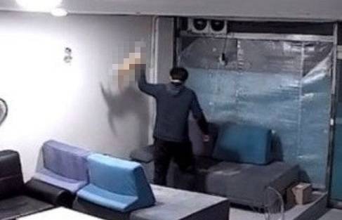 고양이 ‘명숙이’가 학대 당하는 장면이 녹화된 CCTV. 부산동물사랑길고양이보호연대