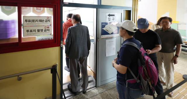 제21대 대통령 선거일인 3일 서울 서초구 서래초등학교에 설치된 방배본동 제2투표소에서 유권자들이 투표를 하기 위해 줄을 서고 있다. 뉴시스