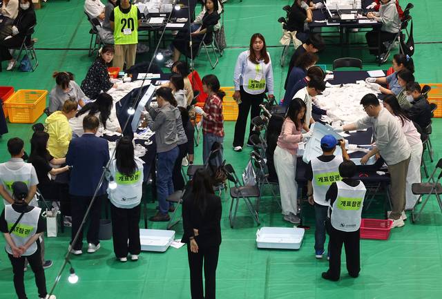 제21대 대통령 선거일인 3일 서울 관악구 서울대학교 체육관에 마련된 개표소에서 개표 작업이 이뤄지고 있다.  연합뉴스