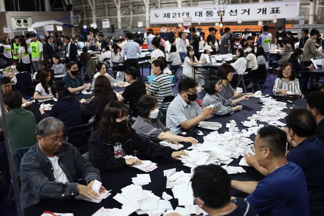 제21대 대통령선거일인 3일 서울 서대문구 명지전문대 체육관에 마련된 개표소에서 개표 작업이 진행되고 있다.  연합뉴스