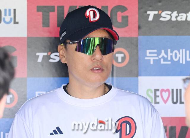 23일 오후 서울 잠실야구장에서 진행된 '2025 프로야구 KBO리그' 두산베어스와 NC다이노스의 경기. 두산 이승엽 감독이 경기전 훈련에서 인터뷰를 갖고 있다./마이데일리
