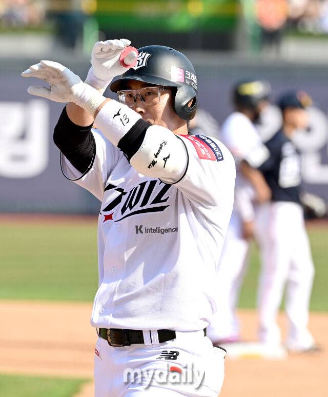 2025년 3월 22일 오후 경기도 수원KT위즈파크에서 '2025 신한 SOL뱅크 KBO 리그' 한화 이글스와 KT 위즈의 경기. KT 허경민이 7회말 2사 후 안타를 친 뒤 기뻐하고 있다./마이데일리