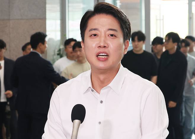 이준석 개혁신당 대선후보가 2일 경기도 시흥시 정왕동 한국공학대학교에서 열린 ‘학식 먹자 이준석’ 행사에서 취재진 질문에 답하고 있다. [연합]