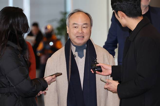손정의(孫正義·일본명 손 마사요시) 소프트뱅크그룹 회장이 지난 2월 오후 서울 서초구 삼성 서초사옥으로 들어서며 취재진의 질문에 답하고 있다. 이날 이재용 삼성전자 회장은 샘 올트먼 오픈AI 최고경영자(CEO), 손 회장과 함께 만나 AI 관련 3자 회동을 했다. [연합]