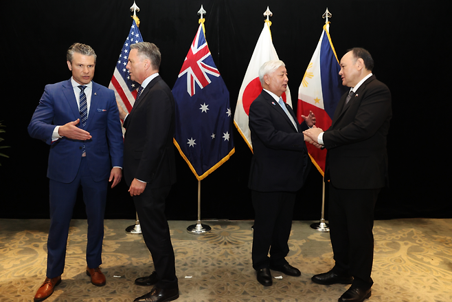 지난달 31일 싱가포르에서 열린 아시아 안보회의를 계기로 만난 미국, 일본, 호주, 필리핀 국방장관들이 대화를 나누고 있다. [EPA연합뉴스]