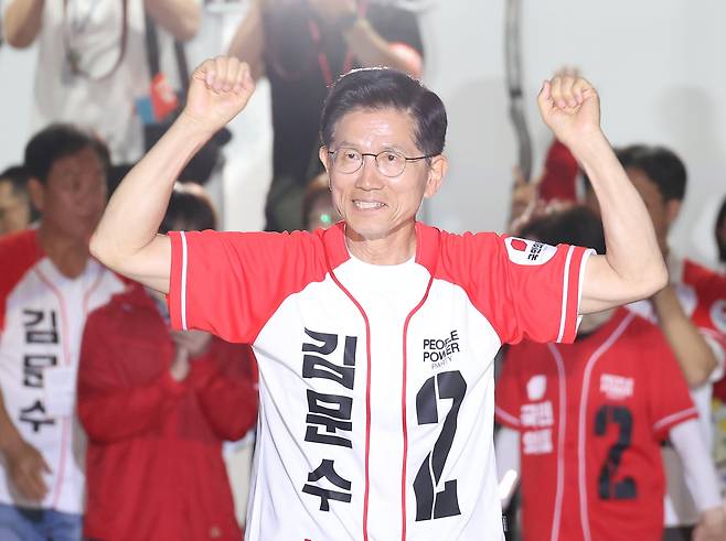 국민의힘 김문수 대선 후보가 2일 서울시청 앞 서울광장에서 열린 피날레 유세에서 지지를 호소하고 있다. <연합>