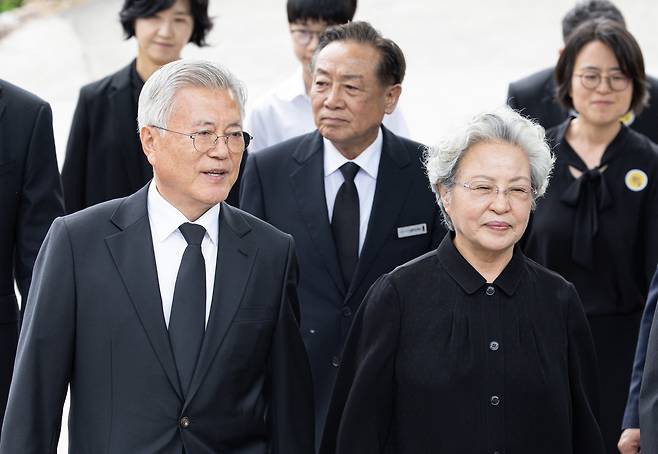 문재인 전 대통령과 권양숙 여사가 지난달 23일 경남 김해시 봉하마을에서 열린 고 노무현 전 대통령 16주기 추도식에 참석하고 있다. [연합]