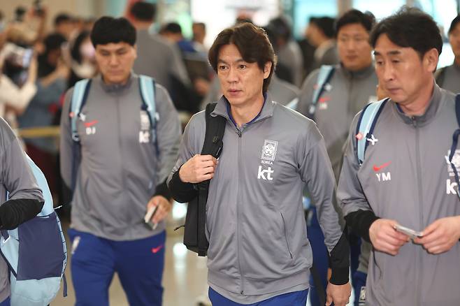 홍명보 대한민국 축구대표팀 감독이 2일 인천국제공항 제1터미널을 통해 이라크로 출국하고 있다. [연합]