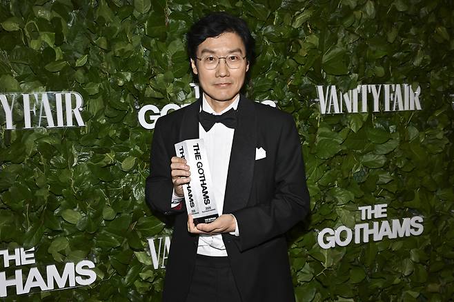 고섬어워즈에서 공로상을 받은 ‘오징어 게임’ 시리즈의 황동혁 감독[AP/연합]