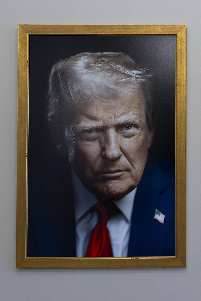 백악관이 2일(현지시간) 공개한 도널드 드럼프 대통령의 새 공식 사진 [AP=연합]