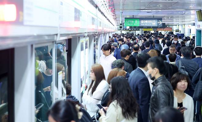 지난 28일 오전 부산 도시철도 2호선 서면역이 출근길 시민들로 붐비고 있다. [연합]