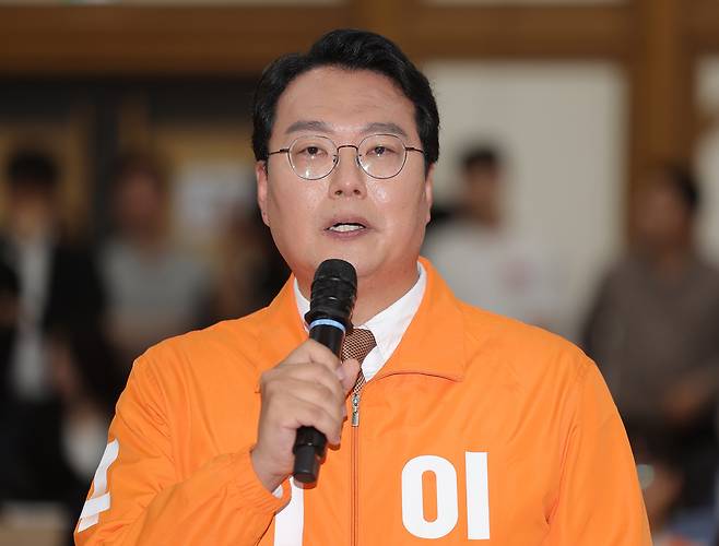 천하람 개혁신당 상임선대위원장이 3일 서울 여의도 국회 의원회관에 마련된 당 개표 상황실에서 방송 3사 출구 조사 결과를 확인한 뒤 소감을 밝히고 있다. [연합]