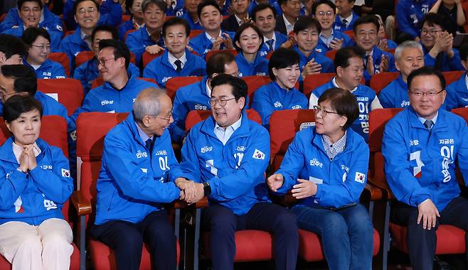 강금실(왼쪽부터) 더불어민주당 , 윤여준, 박찬대, 정은경, 김부겸 선대위원장이 3일 서울 여의도 국회의원회관 개표상황실에서 제21대 대통령선거 지상파 출구조사 결과에서 이재명 후보가 51.7%로 앞서는 것으로 발표되자 기뻐하고 있다. [연합]