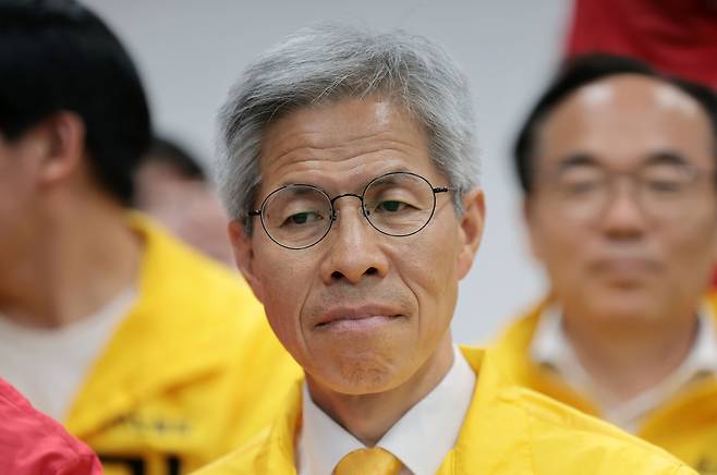 권영국 민주노동당 대선 후보가 3일 서울 구로구 선거캠프에서 제21대 대통령선거 출구조사 결과를 지켜보고 있다. [연합]