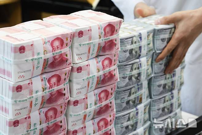 [서울=뉴시스] 황준선 기자 = 13일 서울 중구 하나은행 위변조대응센터에서 직원이 달러화와 위안화를 정리하고 있다. 글로벌 투자은행(IB) 골드만삭스는 미국과 중국의 상호관세 대폭 인하 합의로 인해 위안화 환율이 12개월 내 달러당 7위안으로 하락할 것으로 전망했다. 2025.05.13. hwang@newsis.com