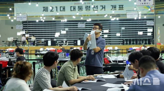 [인천=뉴시스] 전진환 기자 = 2일 오후 인천 부평구 삼산월드체육관에 설치된 개표소에서 개표사무원들이 개표작업 관련 설명을 듣고 있다. 2025.06.02.  amin2@newsis.com